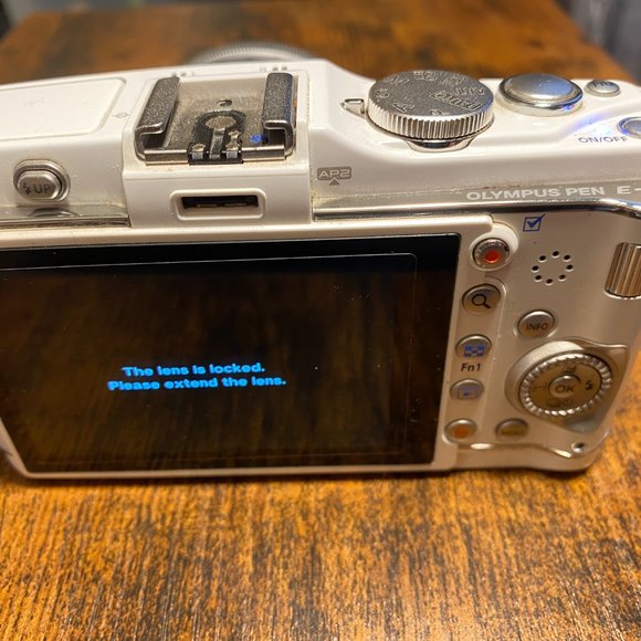 Olympus Ep-3 with 14-42mm lens (GREAT CONDITION!) White - Picture 3 of 4